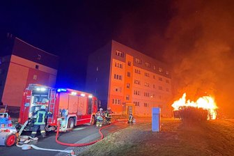Erzgebirge: Zahlreiche Brände – Kreisbrandmeister spricht von turbulentem Jahreswechsel - Die Freiwillige Feuerwehr Marienberg musste am Neujahrsabend zu einem Containerbrand im Wohngebiet Mühlberg ausrücken.