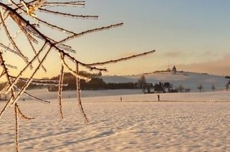 Erzgebirge zeigt seine goldene Seite - Traumhafte Aussichten von der Schwartenbergloipe, im Hintergrund thront der Schwartenberg.