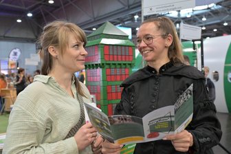 Erzgebirge zeigt sich in Leipzig auf „Touristik & Caravaning“ - Susanne Heimhalt (l.) mit Jeannette Mauermann von der Kohlewelt.