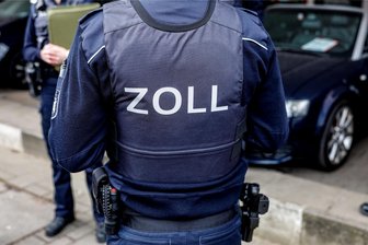 Erzgebirge: Zoll entdeckt Tausende Schmuggel-Zigaretten - Zollbeamte bei einer Kontrolle.