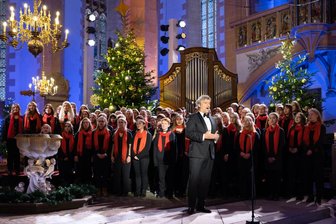 Erzgebirge zu top Sendezeit im ZDF: Heiligabend-Sendung mit Tenor Jonas Kaufmann und Instagram-Star spielt in Annaberg-Buchholz - Jonas Kaufmann wird vom Chor der Evangelischen Schulgemeinschaft Erzgebirge unterstützt.