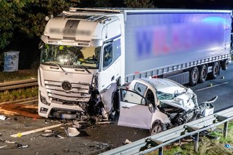Erzgebirge: Zusammenstoß zwischen Auto und Lkw endet tödlich - Der Kia stieß frontal mit dem Lkw zusammen.