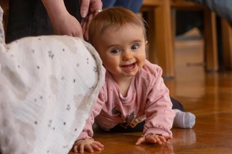 Erzgebirge: Zwischen Babyglück und Nachwuchssorgen - Der im vergangenen Juli geborenen Zoe Kröppelien hat die Babybegrüßung in Annaberg-Buchholz sichtlich gefallen.