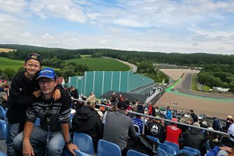 Erzgebirger am Sachsenring: Von glücklichen Fans und harter Arbeit - Oskar und Roman Schubert aus Drebach hatten von der Besico-Tribüne beste Sicht auf die Strecke. Am Sonntag war auch das Wetter besser.