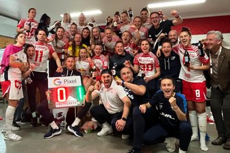 Erzgebirger arbeitet als Administrator bei den Fußball-Damen von RB Leipzig: Vom Bärenstein in die Champions League? - Jubel bei den RB-Frauen nach dem Klassenerhalt, der in Nürnberg mit einem 1:0-Sieg gelang. Manuel Hering (rechts oben) feiert mit.