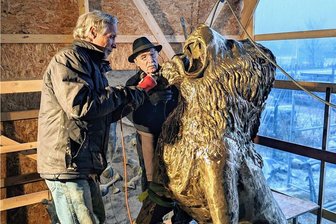 Erzgebirger arbeitet mit an Kunst, die in Auschwitz Zeichen wider Vergessen setzen soll - Der Künstler Rick Wienecke (links) und Claus Döhler aus dem erzgebirgischen Blauenthal bei der Arbeit am Löwen von Juda, der in der Nähe des ehemaligen Konzentrationslagers Auschwitz aufgestellt werden soll, wo auch das Foto entstanden ist.