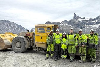 Erzgebirger auf Goldsuche im Land der Eisbären - Die Erzgebirger vor dem Untertagelader: René Holzmüller, Felix Friedrich, Sebastian Fleischer, Peter Klar und Stefan Kramer (v. l.). In der Bildmitte: Die Grönländerin Anne.