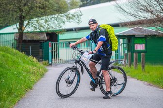 Erzgebirger auf großer Tour: Eishockey-Fan radelt für den Nachwuchs der Schönheider Wölfe - Benjamin Fritzsch will 689 Kilometer von Cuxhaven nach Schönheide radeln und für jeden gefahrenen Kilometer zehn Cent für den Nachwuchs des EHV Schönheide spenden. Zusätzlich hat er Fans und Unterstützer aufgerufen, es ihm gleich zu tun.