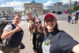 Erzgebirger auf Probe? So viele Großstädter haben sich beworben - Videograf Peter Kaeselau (l.) und Miriam Weber von der Wirtschaftsförderung Erzgebirge (r.) haben die Großstädter Leon Jäger und Nicole Malter vor der Abstimmung in Berlin besucht und getestet.