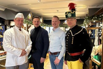 Erzgebirger begeistern in Brüssel mit Genuss, Kunsthandwerk und Musik und stellen neuen Besucherrekord auf - Das Erzgebirge vertraten unter anderem: Volkmar Solbrig, Nils Bergauer, Frederic Günther und Steffen Kindt (v. l.).