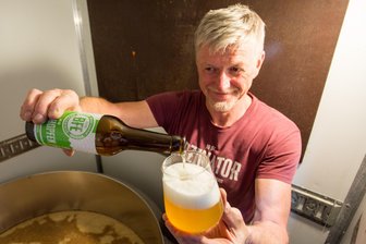 Erzgebirger begeistert mit Naturhopfen-Hellem aus eigener Ernte - Uwe Gottwald testet in seiner Bierfabrik das neueste Produkt: „Naturhopfen-Helles“.