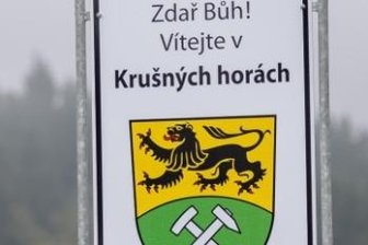 Erzgebirger begrüßen Gäste auf Tschechisch - Fünf der 64 Begrüßungstafeln im Erzgebirgskreis gibt es nun in tschechischer Sprache.