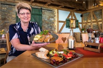 Erzgebirger bei "Mein Lokal, Dein Lokal": So erlebten sie den Staffelstart - Yvonne Reichelt ist mit ihrer Seiffener Gaststätte "Holzwurm" bei "Mein Lokal, Dein Lokal" dabei. Wie fand sie es, sich selbst im Fernsehen zu sehen?