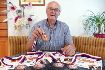 Erzgebirger beschenkt sich zum 75. Geburtstag mit Weltmeistertitel - Stolz präsentiert Klaus Dreßel seine WM-Medaillen.
