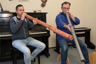 Erzgebirger bezwingt mit einem Abflussrohr Long Covid - Musikschullehrer Marcus Nidziella (links) empfiehlt das Didgeridoo zum Lungentraining. Sein Instrument besteht ganz traditionell aus Holz. Ismael Seidel spielt eins aus Abflussrohren. Klingt gut und hilft ebenfalls.