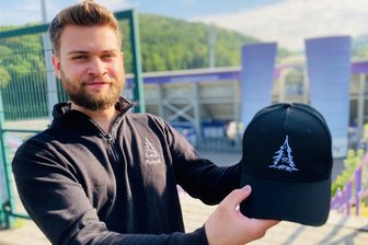 Erzgebirger bringt FCE-Basecap auf den Markt – in limitierter Auflage - Noah Rüger hat gemeinsam mit dem FCE Erzgebirge Aue ein Veilchen-Basecap herausgebracht. Das Sammlerstück gibt es nur in limitierter Auflage – und es dient einem guten Zweck.