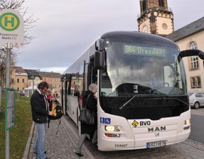 Linienbus an Haltestelle