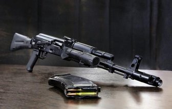 Erzgebirger dekoriert Kommode mit Sturmgewehr - Polizisten fanden bei einer Hausdurchsuchung auf der Kommode des angeklagten Erzgebirgers eine AK 74.