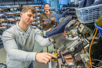 Erzgebirger erfinden die Schuhsohle neu - Zeigt her eure Schuhe: Manuel Schürer an der Maschine, mit der die Kunststoffsohlen auf die Schuhe gespritzt werden. Geschäftsführer Kai Schürer (hinten) mit einem Paar der neuen Pantoffeln.