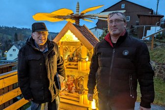 Erzgebirger erlebt Überraschung in der Dämmerung - Werner Vogel (links) aus Flöha hat Andreas Herklotz aus Steinbach eine Pyramide geschenkt. Für den Steinbacher war das eine Riesenüberraschung.