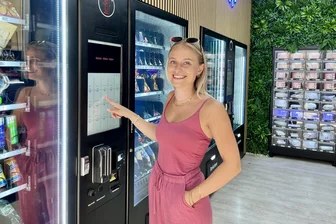 Erzgebirger expandieren nach Zwickau: „24Seven“ eröffnet zum Stadtfest zweite Filiale - Alisa Lehm testet den neu eröffneten „24seven“-E-Kiosk in der Zwickauer Hauptstraße.