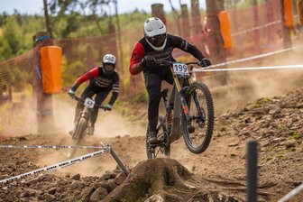 Erzgebirger fährt bei Deutscher Downhill-Meisterschaft in die Top Ten - Elias Brand (vorn) und Falk Schaarschmidt beim Training in Ilmenau.