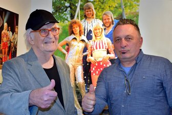 Erzgebirger fährt für Abba-Fotografen 1000 Kilometer - Matthias Schwalbach (rechts) freut sich über das Treffen mit Wolfgang „Bubi“ Heilemann. Der ist nicht nur für seine Abba-Fotos bekannt, sondern auch für Titelbilder und Starschnitte in der „Bravo“.