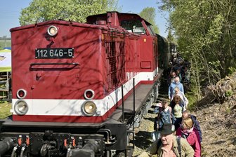 Erzgebirger feiern ein Stück Eisenbahngeschichte mit Sonderzug und Schienentrabi - Der Sonderzug zwischen Schlettau-Scheibenberg und Zwönitz/Kühnhaide.