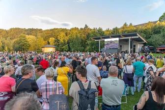 Erzgebirger feiern „Kaisermania“ im Kurpark Wiesenbad auf Großbildleinwand mit -
