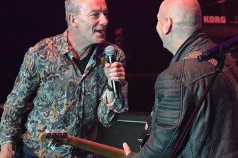 Erzgebirger feiern Musik der "geilen Zeit" - Freitagabend auf der Waldbühne: Mike Kilian von Rockhaus (l.) ist zusammen mit den Zonenrockern aufgetreten - rechts Enrico Schelzer. 