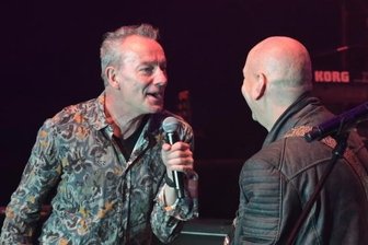Erzgebirger feiern Musik der "geilen Zeit" - Freitagabend auf der Waldbühne: Mike Kilian von Rockhaus (l.) ist zusammen mit den Zonenrockern aufgetreten - rechts Enrico Schelzer.