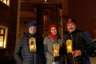 Erzgebirger feiern wieder ihre Christmette - Carmen und Stefan Reidel haben mit ihrer Tochter Cindy Schmidt (Mitte) die Christmette in der St. Wolfgangskirche in Schneeberg besucht. Die Eltern tun das seit 45 Jahren.