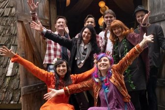 Erzgebirger geben Märchenfiguren besondere Stimmen - Claudia Curth (vorn links) und viele Künstler aus der Region und darüber hinaus haben in der Bergschmiede "Markus Röhling" die Mundart-Sonderedition vorab vorgestellt.