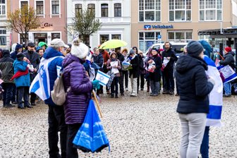 Erzgebirger gedenken entführten Israelis - Etwa 80 Menschen haben am Sonntag auf dem Markt in Annaberg-Buchholz der entführten Israelis gedacht.