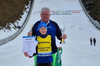 Erzgebirger glänzen auf der Schanze und in der Loipe - Trainer Joachim Starke freut sich mit seinem erfolgreichen Schützling Elias Berthold.