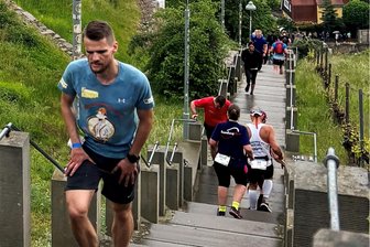 Erzgebirger glänzt bei Treppenmarathon in Radebeul - Für Sören Guder und die anderen Teilnehmer ging es zigmal die Treppen hinauf und wieder hinunter.