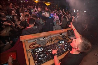 Erzgebirger haben das Feiern nicht verlernt - Ausgelassenes Feiern bis in die Nacht: DJ Max Palm aus Pöhla (vorn) hat den zahlreichen Gästen der "Electric Summer Night" in Sosa am Samstag ordentlich eingeheizt. 