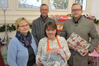 Erzgebirger helfen: Schneeberger Tafel hat ihr Weihnachtszimmer geöffnet - Bei der Tafel (v.l.): Silke Vogel, Bürgermeister Ingo Seifert, Sandra Fischer und Christian Saffert.