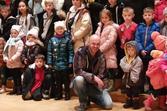 Erzgebirger hilft Kindern bei der Flucht aus Kiew - Jan Wätzig mit den ukrainischen Kindern nach der Ankunft in Dresden, wo es in der Dreikönigskirche eine Notverpflegung gab. Anschließend ging es mitten in der Nacht weiter nach Freiburg. 
