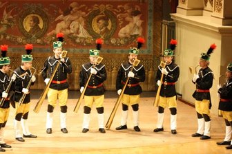 Erzgebirger hilft Russen bei Doktorarbeit - Als sich der gemeinsame Kulturraum Erzgebirge-Mittelsachsen, ein am 1. August 2008 gebildeter Zweckverband aus zwei kleineren Kulturräumen, in der Semperoper Dresden präsentierte, hatten auch diese Mitglieder des Erzgebirgsensembles Aue einen Auftritt - mit Russischen Hörnern.