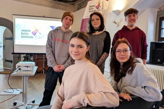 Erzgebirger hoffen auf 1,5 Millionen Euro Fördermittel für Jugendarbeit - Nikita Ihle, Selina Rothert (vorn von links), Joel Walther, Johanna Barg und Arthur Baldauf (hinten von links) gehören zum zehnköpfigen Kreisjugendteam von Jugend-Kultur-Schmiede Erz.