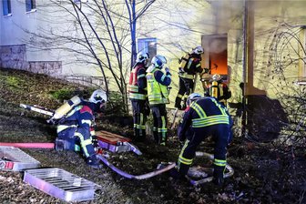 Erzgebirger im Glück: Belastungszeugin meldet sich erst nach dem Prozess - Verursacht durch ein defektes Netzteil geriet am 17. Januar 2023 eine Wohnung in der August-Bebel-Straße in Beierfeld in Brand.