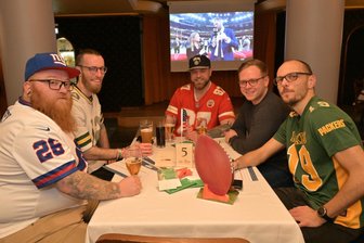 Erzgebirger im Super-Bowl-Fieber: Gelungene Party-Premiere in Oelsnitz - Den Super Bowl in der Bar der Oelsnitzer Stadthalle verfolgt haben auch Rene Koch, Felix Gathen, Felix Mädler, Steven Thomas und Hendrik Jokesch.