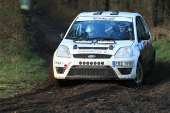 Erzgebirger jagen in Sachsen-Anhalt über losen Untergrund - Nach dem Heimspiel ist vor dem Heimspiel: Zumindest für Yannik Keller und Lilly Kunz, die sowohl Mitglied des MC Grünhain als auch des MSC Bad Schmiedeberg sind. Nach der Heimrallye im Erzgebirge geht es für das Führungsduo des Schottercups nun auf losem Untergrund in Sachsen-Anhalt weiter.
