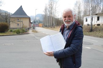 Erzgebirger kämpft seit Jahren hartnäckig für Radweg-Bau - jetzt gibt es neue Hoffnung - Axel Schlenkrich hat viel Papier zum Radweg Johann'stadt – Schwarzenberg beschrieben. Der soll in Erla an der Straße langführen.