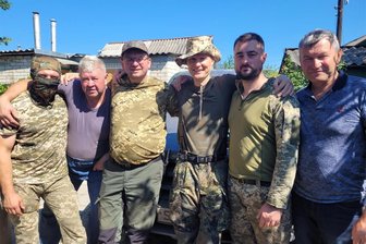 Erzgebirger kehren für Hilfseinsatz in die Ukraine zurück: „Luftangriffe haben deutlich zugenommen“ - Volontäre und Frontkämpfer kurz nach der Spendenübergabe. Silvio Uhlig (3. v. l.) und Sebastian Hofmann (3. v .r.)