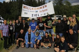 Erzgebirger knattern in Trabis nach Italien - Nach 4300 Kilometern wieder in der Heimat: Begrüßung der Weltenbummler in Hinterhenneberg.