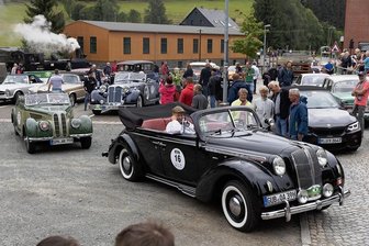 Erzgebirger können sich 2022 schon auf dreimal Rallye freuen - Die Teilnehmer der Sachsen Classic gaben sich im August bei der Preßnitztalbahn die Ehre.