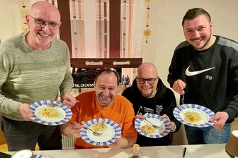 Erzgebirger krönen ihr spektakuläres Hobby mit quietschvergnügter Sauerkrautverkostung - Michael Tham, Hagen Risch, Rico Groschup und Markus Hüther (v. l.) bei der Sauerkrautverkostung. Gestritten wurde übrigens auch über die Frage: Wie viel Möhre muss oder darf mit im Kraut sein?