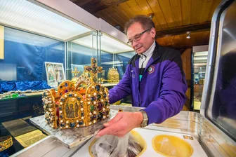 Erzgebirger lässt Bayern erstrahlen: Kronjuwelen-Ausstellung „Glanz und Gloria“ geht auf Reisen - Jürgen Zabel zeigt die Repliken der berühmtesten Kronjuwelen Europas erstmals in Bayern.